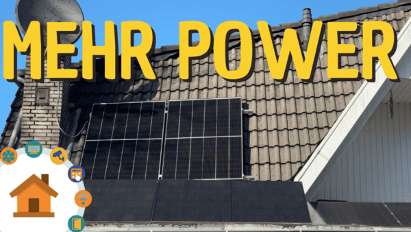 Solarzellen auf Hausdach für umweltfreundliches Laden des E-Autos.